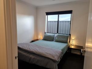 Ένα ή περισσότερα κρεβάτια σε δωμάτιο στο Mylah Nest Stay