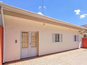 a white garage with a door on a building at POUSADA NOVA BARãO in Campinas