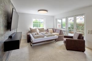 a living room with a couch and two chairs at Ferienwohnung Auszeit in Attendorn