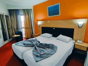 Postel nebo postele na pokoji v ubytování AraCan Pyramids Hotel By Versailles