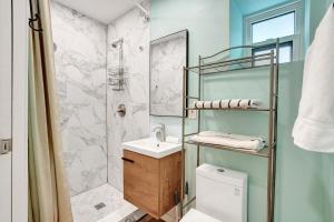 Ένα μπάνιο στο Charming Beachside Studio - Steps to the Beach +6 φωτογραφίες