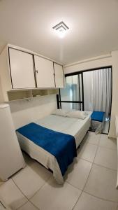 Un dormitorio con una cama grande con sábanas azules. en 214deVerdade - Varandas do porto - Porto de Galinhas, en Porto de Galinhas