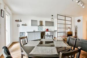 a kitchen and dining room with a table and chairs at Chambre privée dans un appartement en colocation, parking gratuit in Bagneux +7 photos