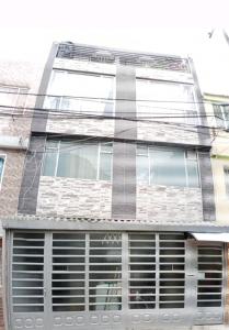 ein Gebäude mit einem Fenster mit Gitter in der Unterkunft 101, amoblado Bogota, cerca al aeropuerto el dorado in Bogotá + 7 Fotos