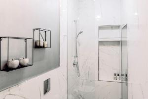 łazienka z prysznicem i szklanymi drzwiami w obiekcie Wenceslas Square / Main Station - NEW STUDIO***** w Pradze