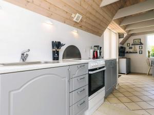 Kuchyň nebo kuchyňský kout v ubytování Holiday home Karrebæksminde XLVII