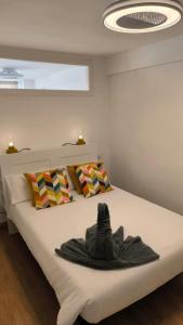 Un dormitorio con una cama con una manta encima. en Flamingo Palmar, en Palm-mar