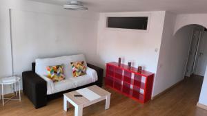 una sala de estar con un sofá y una mesa en Flamingo Palmar, en Palm-mar 7 fotos más