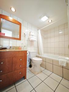 Koupelna v ubytování Motel des Pentes et Suites + 37 fotografií