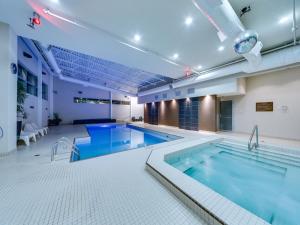 a large indoor pool with a large swimming pool at Heritage Inn Hotel & Convention Centre - Pincher Creek in Pincher Creek