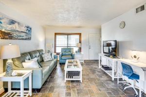 Μια τηλεόραση ή/και κέντρο ψυχαγωγίας στο Swim and Relax Daytona Beach Condo with Ocean Access!