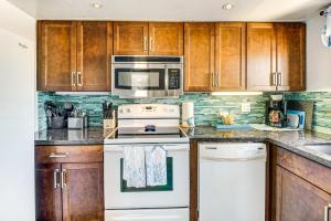 Η κουζίνα ή μικρή κουζίνα στο Swim and Relax Daytona Beach Condo with Ocean Access!