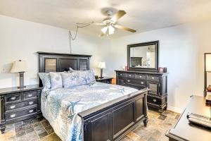Ένα ή περισσότερα κρεβάτια σε δωμάτιο στο Swim and Relax Daytona Beach Condo with Ocean Access! +16 φωτογραφίες