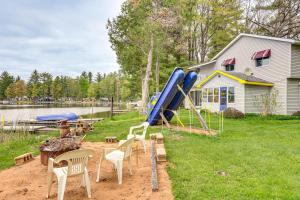 Herní místnost nebo prostor pro děti v ubytování Lakefront Group Getaway with Dock in Baldwin!
