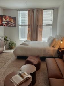 ein Schlafzimmer mit einem großen Bett vor einem Fenster in der Unterkunft Elegant Suite at Marina-Venice Beach with Pool, Jacuzzi, GYM by Holisticā Retreats in Los Angeles