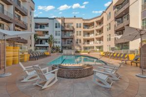 eine Terrasse mit einem Pool, Stühlen und einer Feuerstelle in der Unterkunft Elegant Suite at Marina-Venice Beach with Pool, Jacuzzi, GYM by Holisticā Retreats in Los Angeles