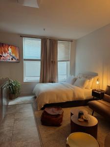 ein Schlafzimmer mit großem Bett und ein Wohnzimmer in der Unterkunft Elegant Suite at Marina-Venice Beach with Pool, Jacuzzi, GYM by Holisticā Retreats in Los Angeles + 41 Fotos