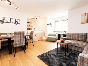 布里克森谷地霍普夫加尔滕Hoffie的客厅里有一张沙发和一张桌子。