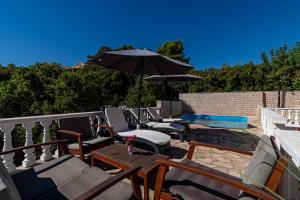 Bazén v ubytování Seaside family friendly house with a swimming pool Vela Luka, Korcula - 12289 nebo v jeho okolí