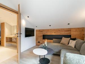 a living room with a couch and a table at Alpenlodge Pettneu Lodge 1 in Pettneu am Arlberg
