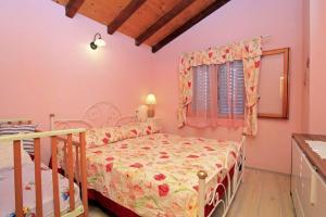 Giường trong phòng chung tại Seaside holiday house Cove Gabrica, Korcula - 24573
