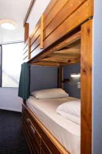 En eller flere senge i et værelse på Haka House Bay of Islands