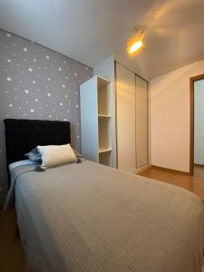 En eller flere senge i et værelse på Apartamento com ar condicionado no Bairro Cabral + 55 billeder