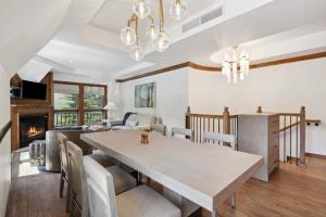 アスペンにあるAspen Mountain Residences, 2 Bedroom Luxury Residence Club Condoのテーブルと椅子のあるダイニングルームとリビングルーム