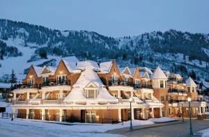 アスペンにあるAspen Mountain Residences, 2 Bedroom Luxury Residence Club Condoの雪の積もった大きな建物