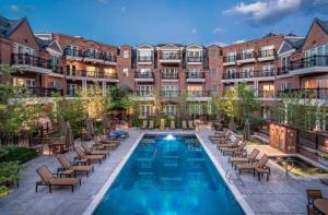 アスペンにあるAspen Mountain Residences, 2 Bedroom Luxury Residence Club Condoのプールと椅子のあるホテル