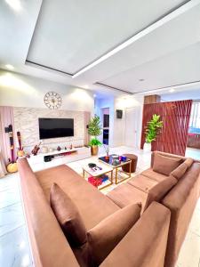 Televiisor ja/või meelelahutuskeskus majutusasutuses An open-plan condo