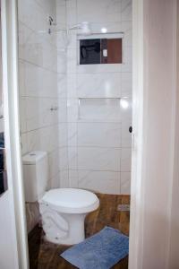 a bathroom with a toilet and a shower at Casa com área de lazer tranquila e espaçosa! in Campo Grande +16 photos