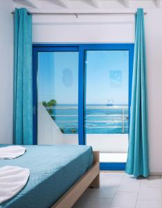 Postel nebo postele na pokoji v ubytování Finikas Resort Sfakia - Seaside Rooms