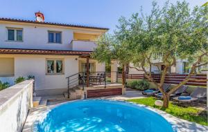 una villa con piscina frente a una casa en Stunning Home In Medulin, en Medulin 37 fotos más