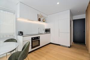 Η κουζίνα ή μικρή κουζίνα στο Explore Wanaka - Mountain Views, Riverside Locale