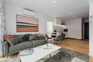 Η κουζίνα ή μικρή κουζίνα στο Explore Wanaka - Mountain Views, Riverside Locale