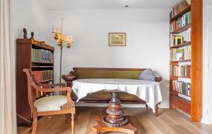 オーベンローにあるLovely Home In Aabenraa With Wifiの本のある部屋(テーブルと椅子付)