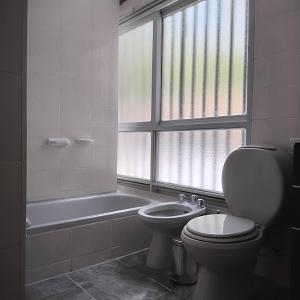 Koupelna v ubytování A 100 m de la plaza principal- Cancelacion gratuita- Sin tarjeta de crédito- Duplex Vino Wine