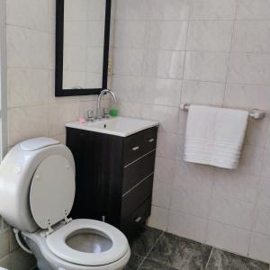 Koupelna v ubytování A 100 m de la plaza principal- Cancelacion gratuita- Sin tarjeta de crédito- Duplex Vino Wine + 12 fotografií