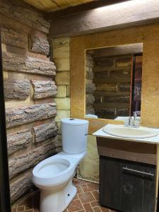 a bathroom with a toilet and a sink at Hospedaje Mahoma in Cedro