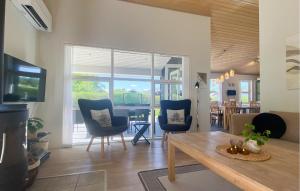 Μια τηλεόραση ή/και κέντρο ψυχαγωγίας στο Amazing Home In Hals With Kitchen