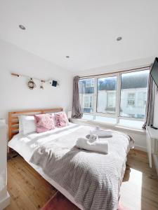 a bedroom with a bed with two towels on it at SURF PAD in St Ives, 1 Bed House, 400M to Beach & Harbour in St Ives