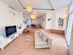 西归浦市Jeju Semo, Byeol的客厅里有一张沙发和一台电视