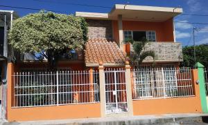 a orange fence in front of a house at Casa Vacacional Catemaco in Catemaco