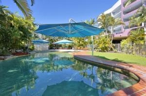 Πισίνα στο ή κοντά στο Resort-Style Stay with Balcony & Garage Parking