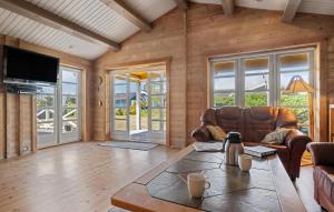 una sala de estar con un sofá y una mesa en 3 Bedroom Awesome Home In Slagelse, en Slagelse