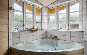 y baño con bañera y ventanas. en 3 Bedroom Awesome Home In Slagelse, en Slagelse 10 fotos más