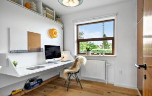 Телевізор і / або розважальний центр в Amazing Home In Viborg With Wifi