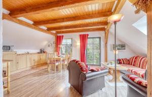 un soggiorno con un divano e un tavolo di Ferienwohnung Altenkirchen a Gudderitz