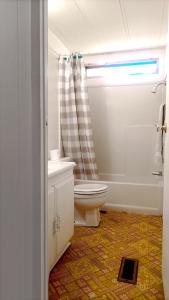 un bagno bianco con wc e doccia di El Hostal Del Valle a El Porvenir